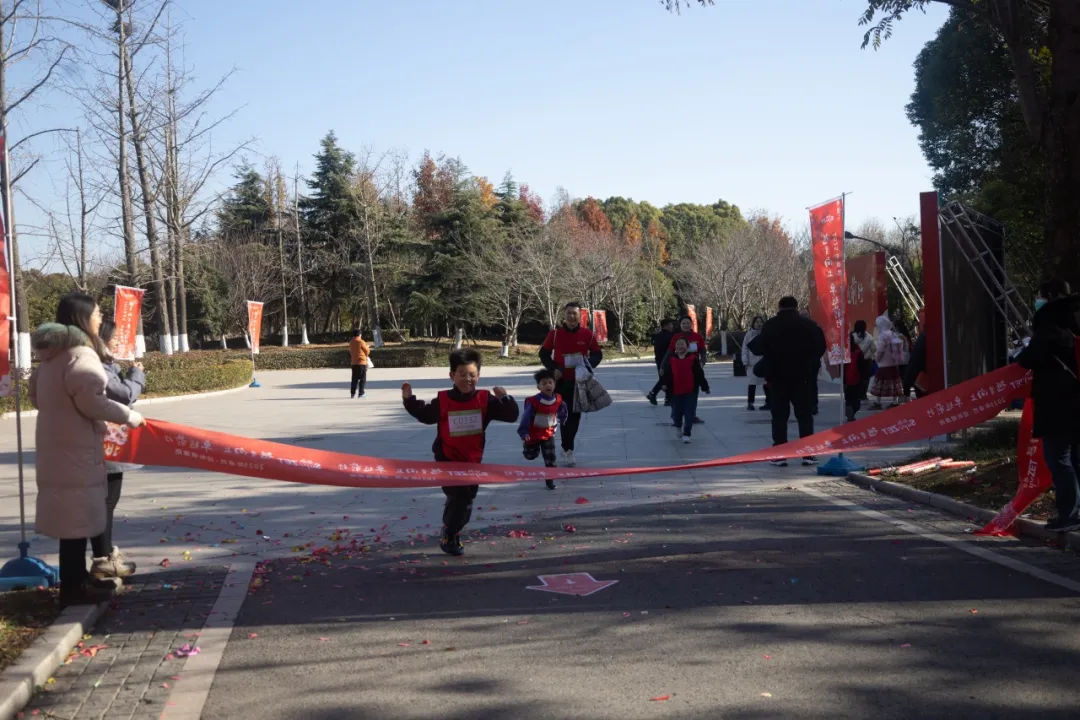 回望2024 启航2025 | 尊龙凯时人生就博股份2025年度战略年会顺利召开